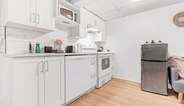 Bright 2 Bedrooms Stay. Peace and Quiet. Free Parking