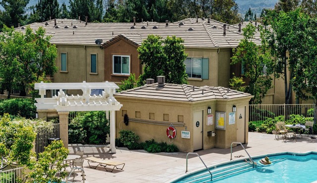 Bright 2 BR + 2 BA Valencia Townhouse + Pool & Spa