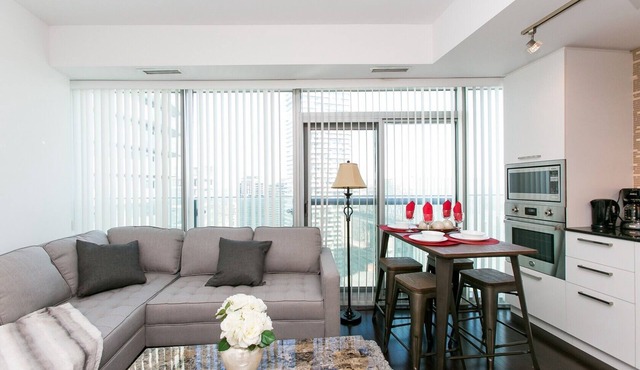 Bright 2 BR Condo - Jays, MTCC, CN Tower