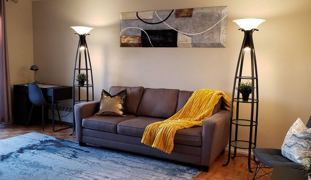 Bright 2 BR w/KING bed, WiFi, NETFLIX, parking