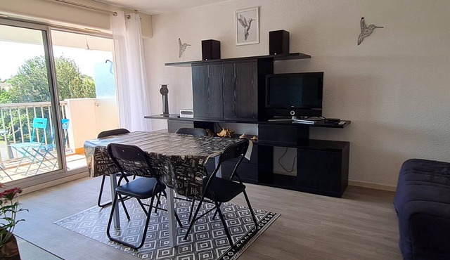 Bright 2-Room Apartment with Terrace and Parking, Close to Beaches and Shops
