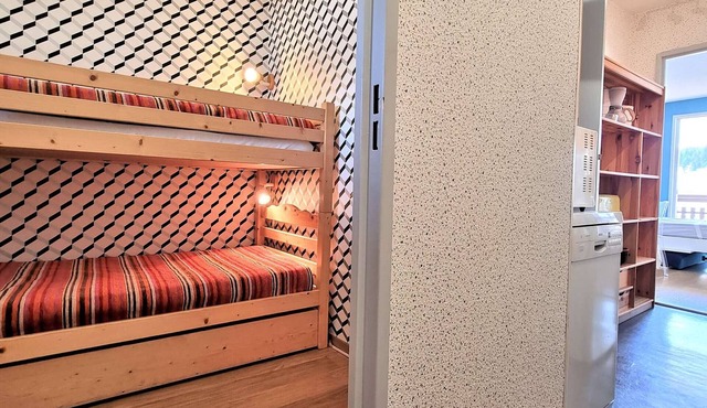 Bright 2-Room Apartment, Sleeps 5, Near Ski Lift, Free Wi-Fi, Parking, Ski Locker