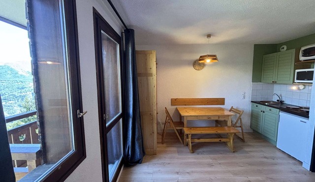 Bright 2-room apartment 400m from slopes, parking included