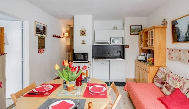 Bright 2-room apt, sleeps 6, parking, near shops and skiing