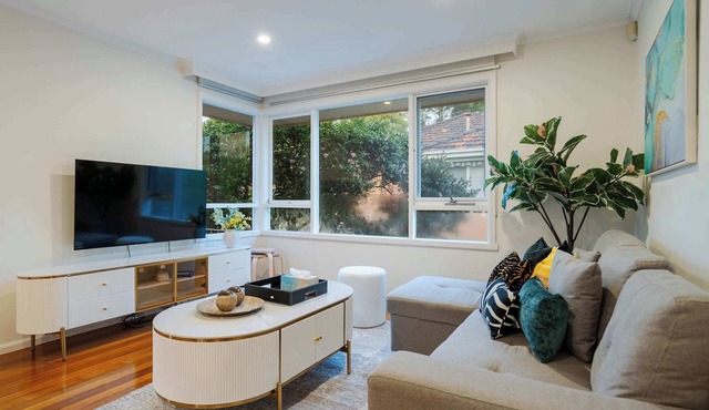 Bright 2B Hampton Coastal Getaway Steps From Beach