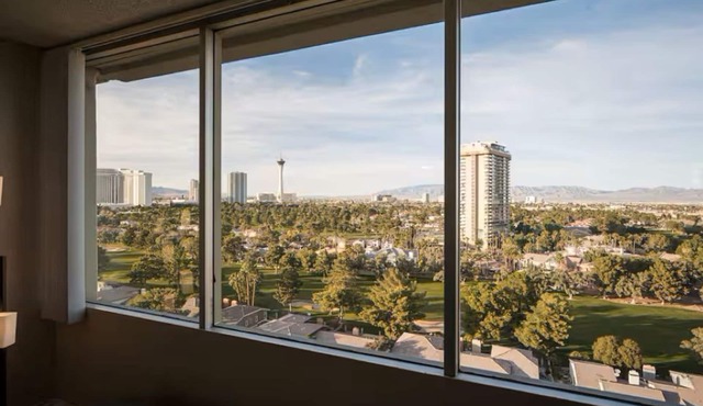 Bright 2BD/2BA-Corner Apt. w/Great View