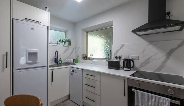 Bright 2BD Maisonette Near Gatwick Airport