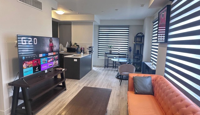Bright 2Bedroom Townhome in South Richmond Hill, Convenient location.
