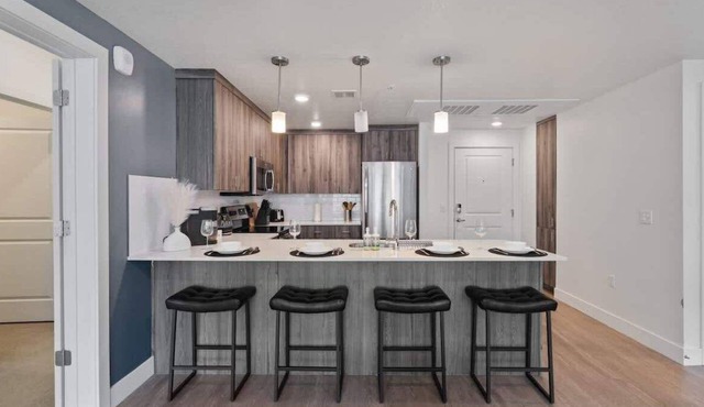 Bright 2BR/2BA Stay in SLC w/Balcony