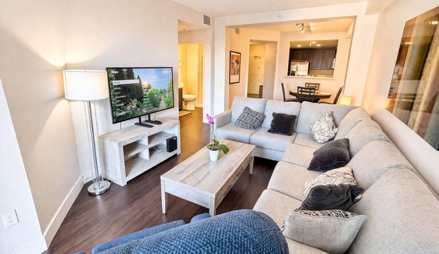 Bright 2BR/2BA w/Balcony in Westwood Near UCLA Campus