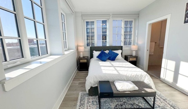 Bright 2BR/2BA with Master Suite, Near Penn Station & Airport