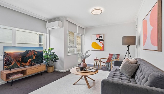 Bright 2BR Apartment Beside Green Meadows Park