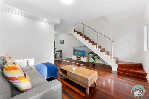 Bright 2BR Apartment in Wahroonga with Parking Near Train and Shops