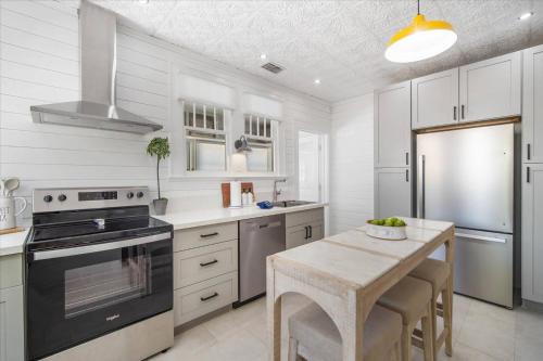 Bright 2BR Bradenton Beach Bungalow with Parking and Washer and Dryer