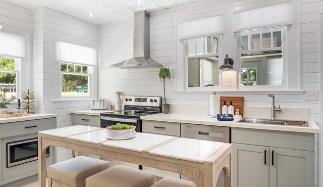 Bright 2BR Bungalow Near Anna Maria Island & Beaches