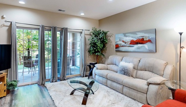 Bright 2BR Condo - Seasonal POOL - Branson