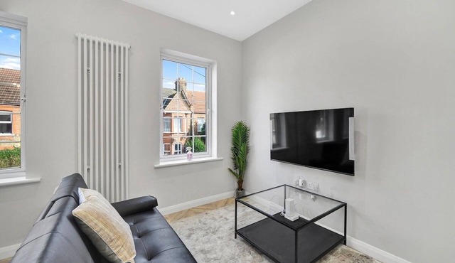 Bright 2BR – Contractor + Family Friendly