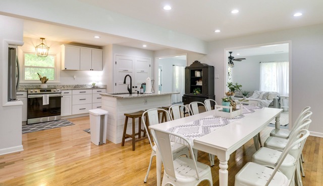 Bright 2BR cottage near Nelson 151 with open living spaces
