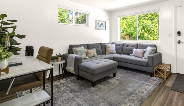 Bright 2br Great Location Near USU and Downtown