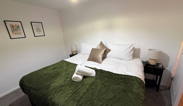 Bright 2BR Home near Stafford Castle, Sleeps 4