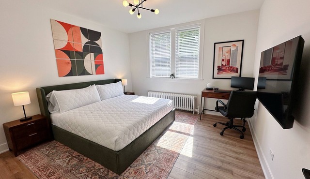 Bright 2BR - King Bed + Desk - Near: Northwestern-Chicago-Beaches