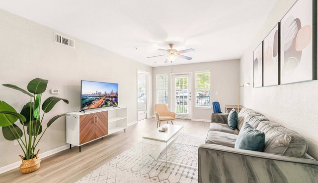 Bright 2BR King Suite w Gym& close to Downtown