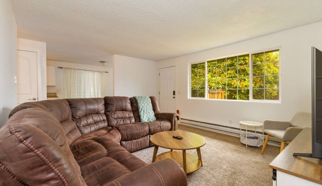 Bright 2BR Lynnwood Retreat