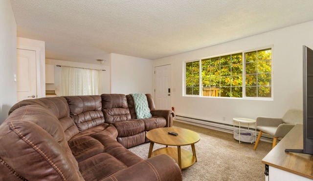 Bright 2BR Lynnwood Retreat