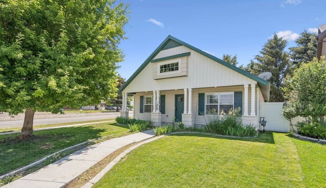 Bright 2BR + Office | Garage, Yard & Animal Friendly