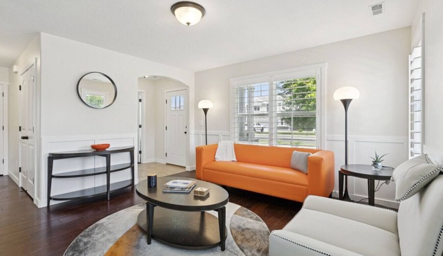 Bright 2BR + Office | Garage, Yard & Animal Friendly