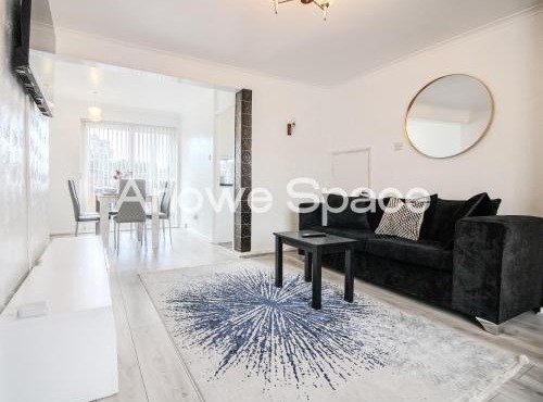 Bright 2BR Terrace in Basildon, Garden and Amenities