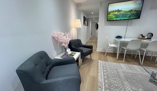 Bright 2BR unit | Free Parking | Family Friendly | Richmond Hill