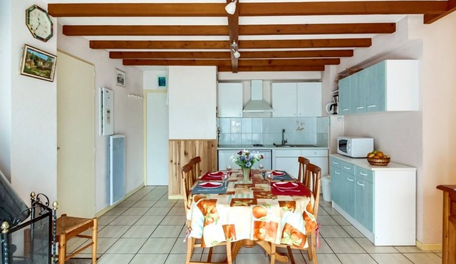 Bright 2BR with garden, sleeps 6, Wi-Fi, parking, pets allowed