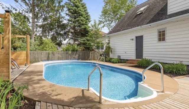 Bright 3 Bed, 2.5 Bath, In-Ground Pool/Hot Tub, Close to Downtown Charlottetown❗️