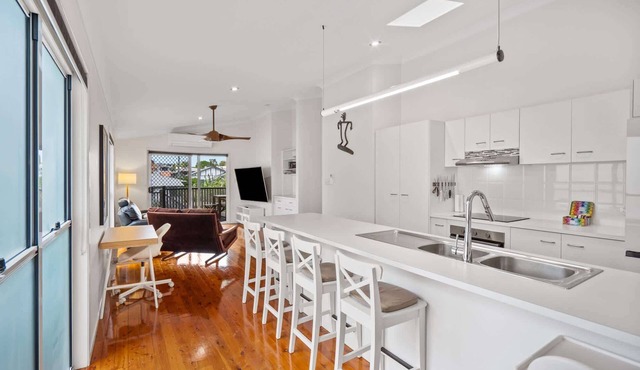 Bright 3-Bed Home in Leafy Annerley