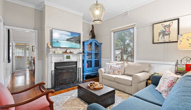 Bright 3-Bed House with Garden, BBQ & Fireplace