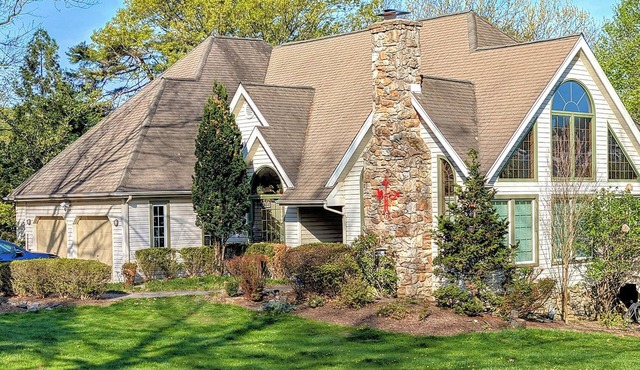 Bright 3-bed "Tree Fort" in Ply Mtg for JANUARY: WiFi, fItness, 30-day min