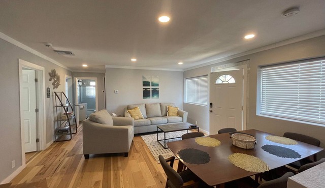Bright 3 bedroom, 2 bath home; game room w/arcade machines - basketball machine