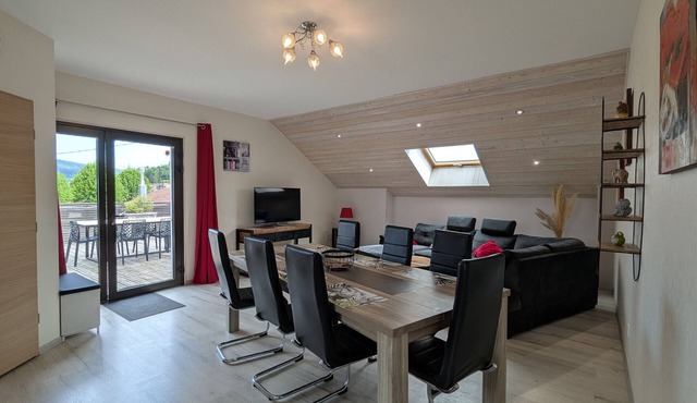 Bright 3-bedroom apartment, terrace, near shops and skiing, with WiFi