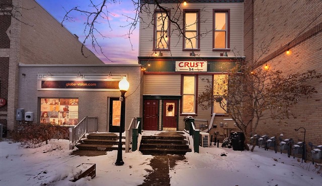 Bright 3-Bedroom Downtown Holland Apartment