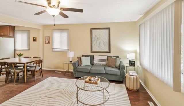 Bright 3 bedroom Family Retreat With Fenced Yard!