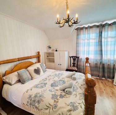 Bright 3 bedroom house with private garden near Edinburgh - Woodside home