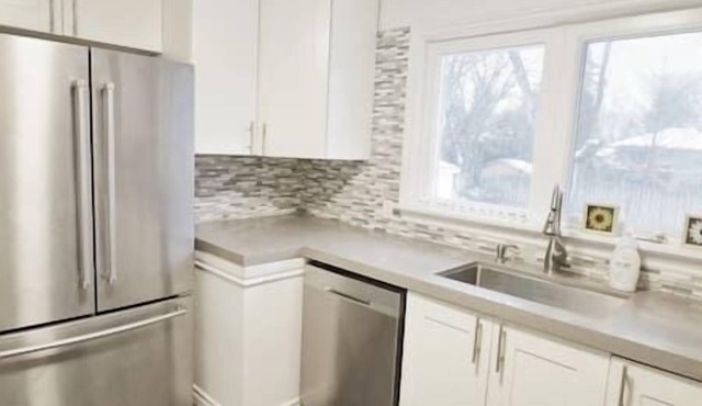 Bright 3 Bedroom Spacious House In Great Location