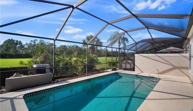 Bright 3-bedroom golf course villa with a private pool in sunny Bonita Springs