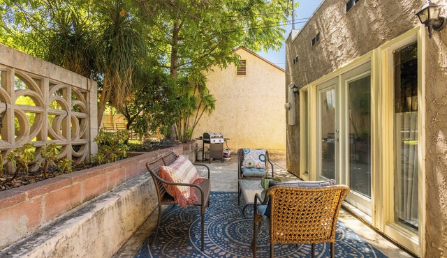 Bright 3-bedroom with large backyard and close to Old Town and hiking trails