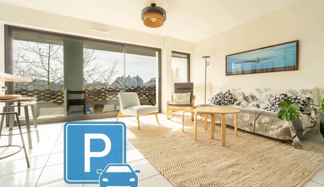 Bright 3 Bedrooms with Garage