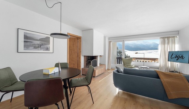 Bright 3-room flat on the 1st floor in a quiet, sunny south-east location, appro