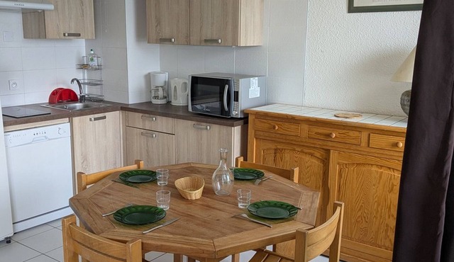 Bright 3-room apartment for 8, near ski slopes with equipped kitchen