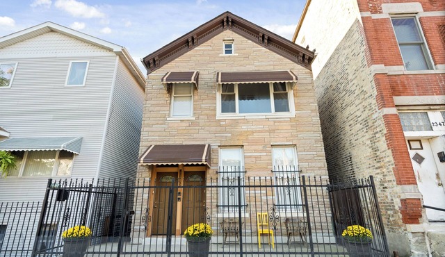Bright 3BR/1BA FREE Parking/Laundry in Pilsen. Minutes from Downtown