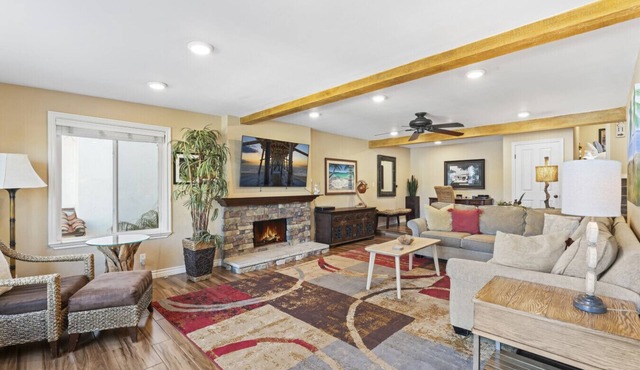 Bright 3BR Beach Condo- Walk to Beach, Wedding Venues and Restaurants!